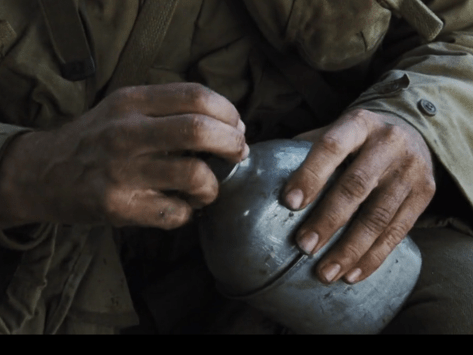 Botol bergaris sambungan horisontal dengan tutup hitam.