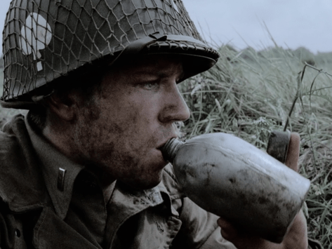 Botol dengan garis sambungan vertikal adalah botol Perang Dunia I