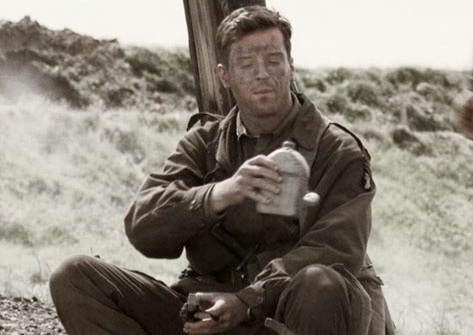 Tutup botol seharusnya berwarna hitam terbuat dari plastik.