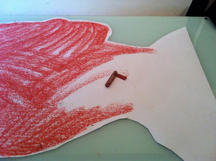 Bagian belakang cetakan harus digosok dengan pastel kapur, pensil grafit, arang atau cat minyak.